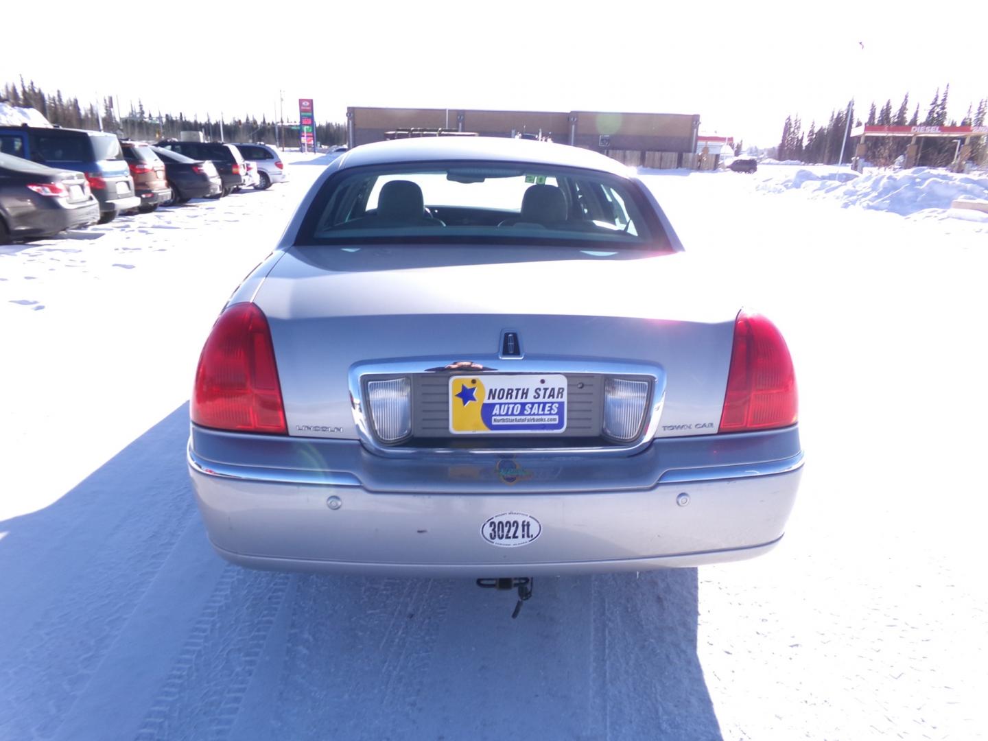 2005 Silver Lincoln Town Car Signature (1LNHM81W75Y) with an 4.6L V8 SOHC 16V engine, 4-Speed Automatic Overdrive transmission, located at 2630 Philips Field Rd., Fairbanks, AK, 99709, (907) 458-0593, 64.848068, -147.780609 - Photo#3